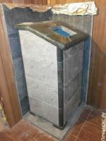 Банная печь с закрытой каменкой в талькохлориде на этапе монтажа